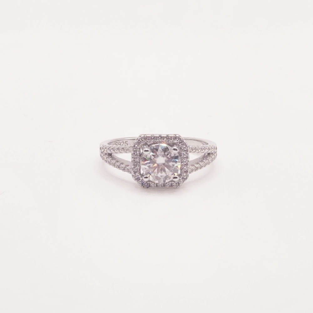1 carat moissanite diamond split band